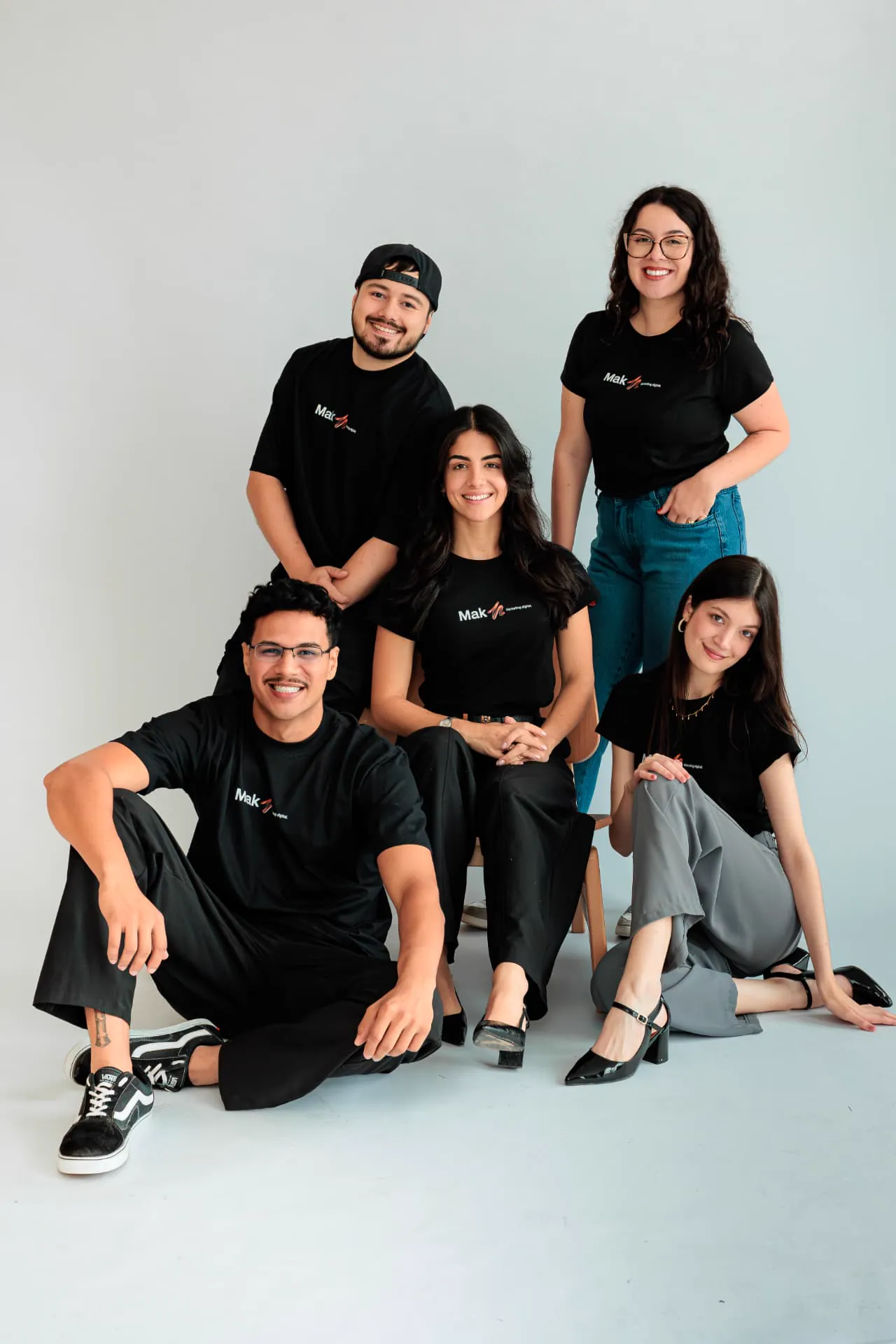 Cinco integrantes do time MAK reunidos em uma foto de equipe